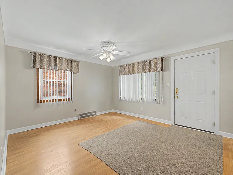15587 Russell Ave — Photo 5
