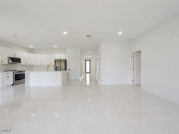 4th image of 741 Woodcrest Dr