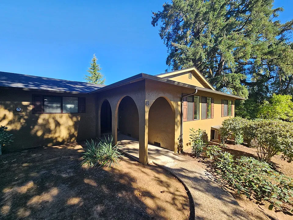 2323 SW Elmwood Dr