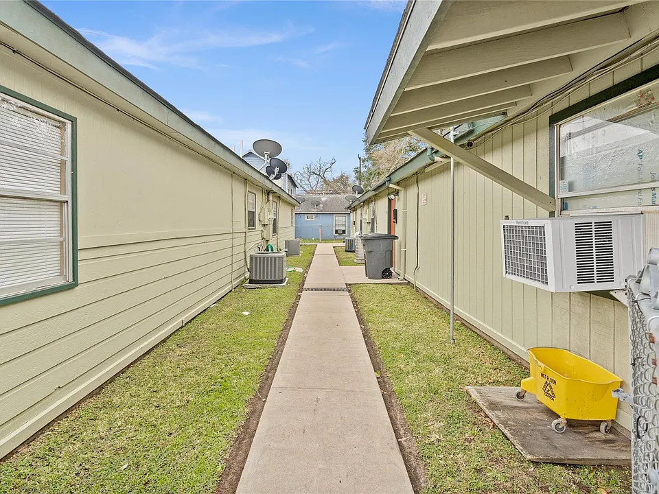 2200 Peach Ave #4