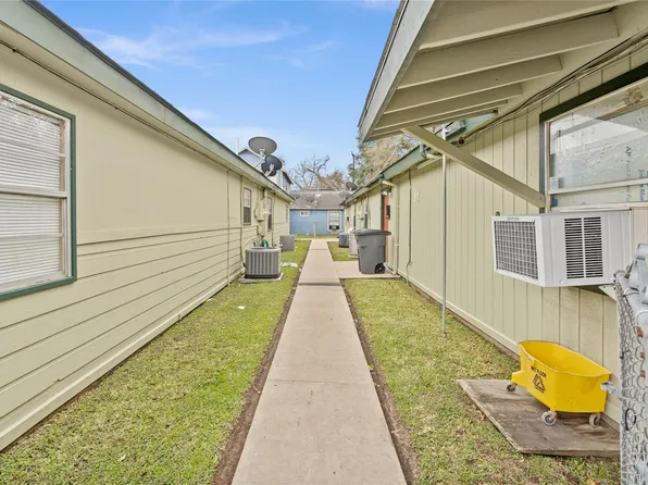 2200 Peach Ave, Bay City, TX