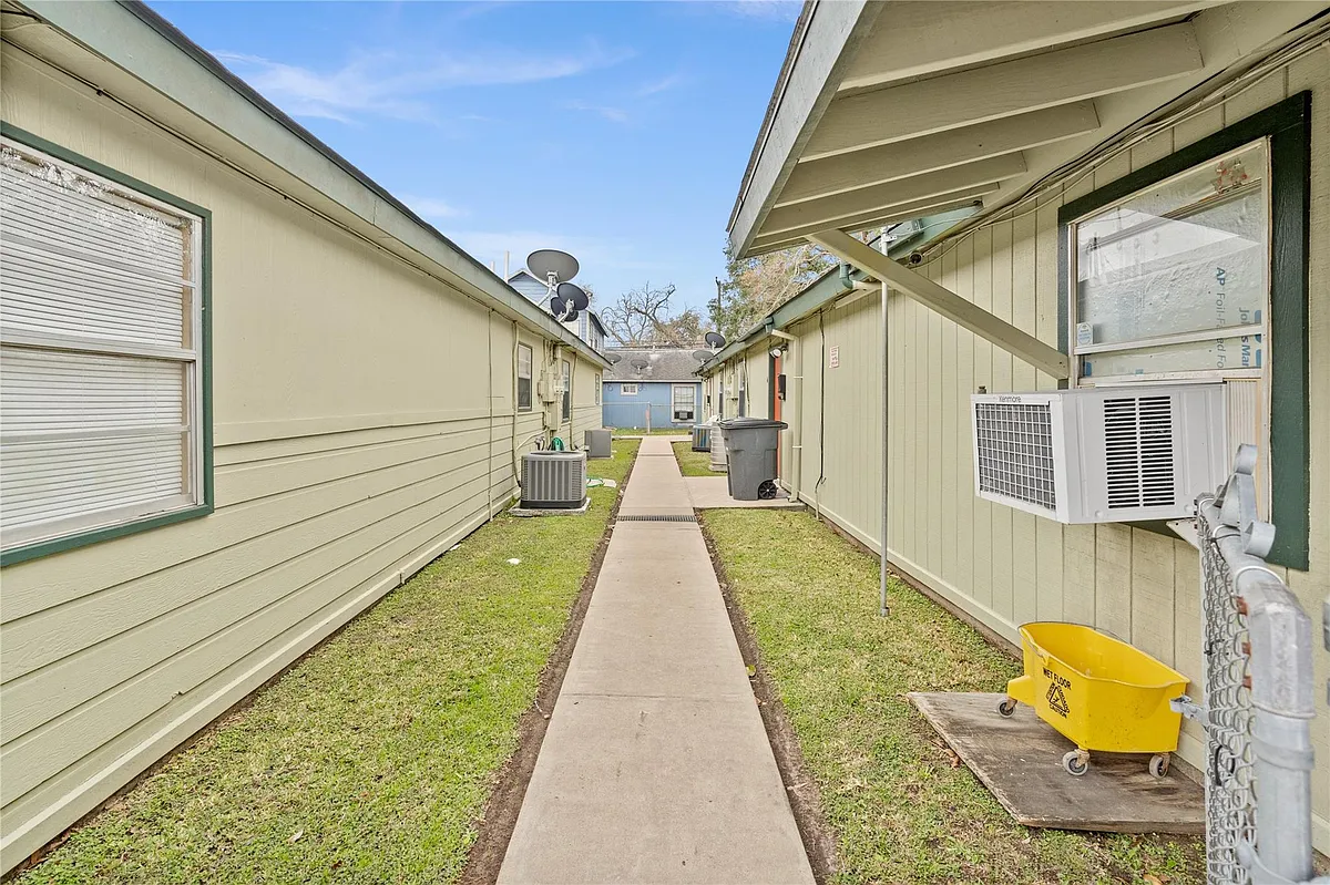 Building Photo - 2200 Peach Ave #3