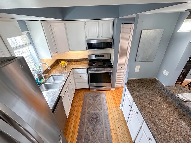 1033 W Wolfram St #2 — Photo 8