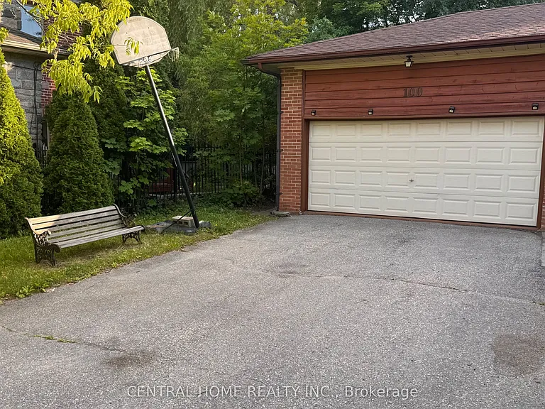 100 Burbank Dr — Photo 2