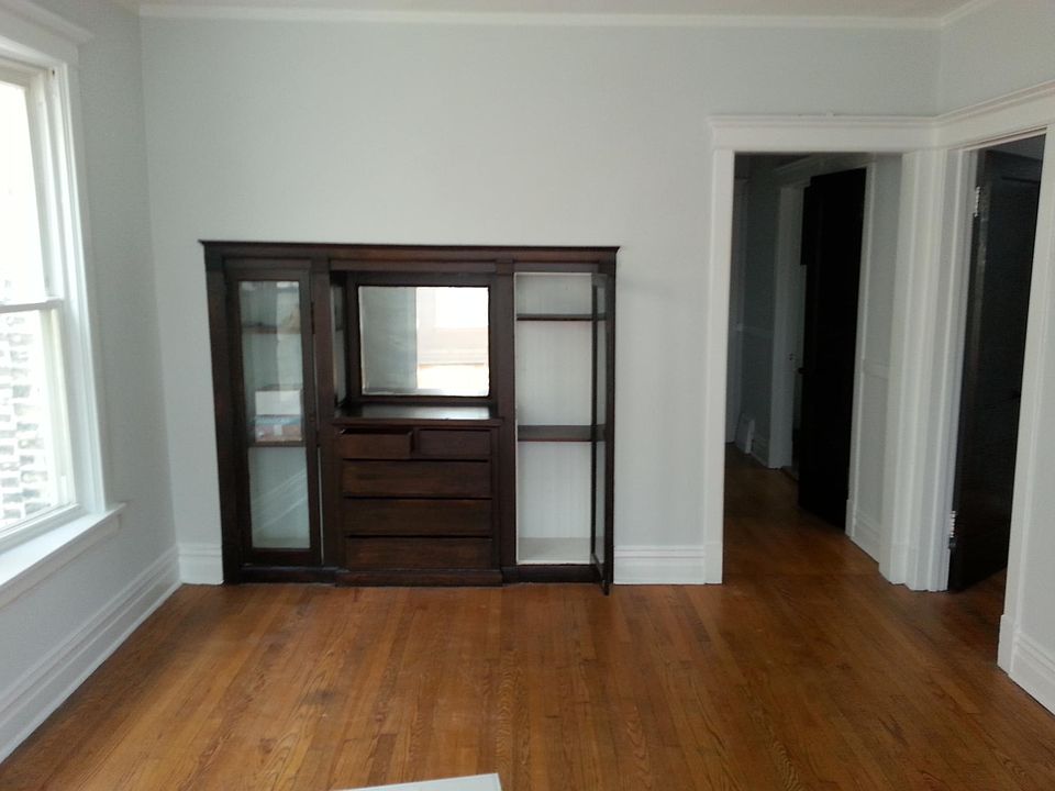 2nd image of 1218 W Cornelia Ave #2