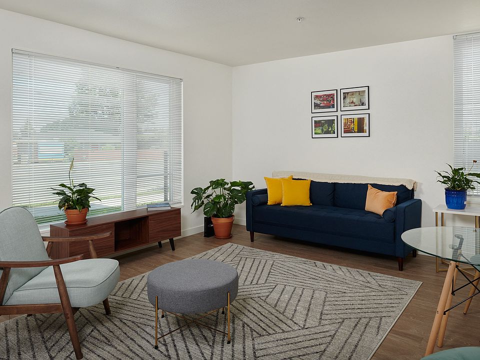 Douglas Grove | Living Room