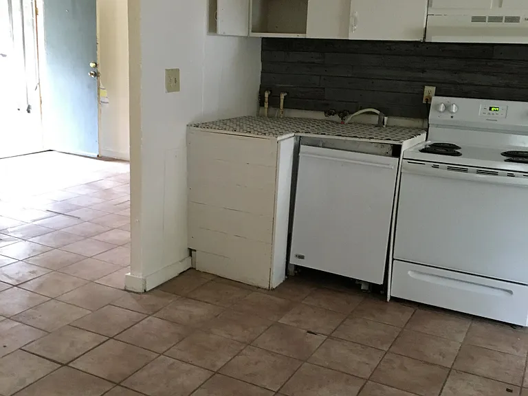 212 Chester St — Photo 3