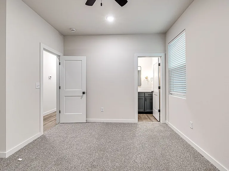 610 W 2nd St #100 — Photo 22