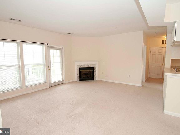 3rd image of 2921 Deer Hollow Way Unit 212