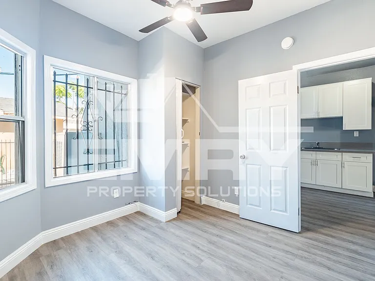 4302 S Hoover St — Photo 2