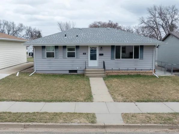 800 17th St NW, Minot, ND 58703