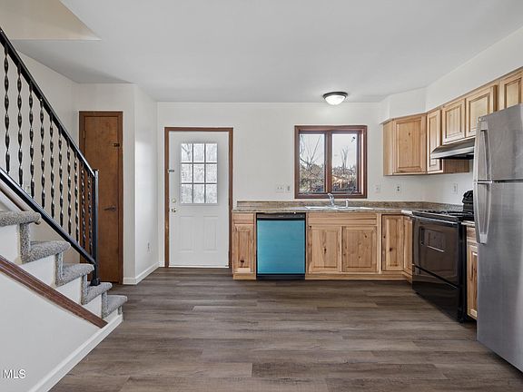 4th image of 21-23 Maple Avenue