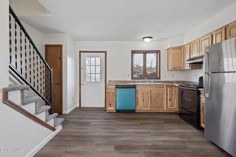 4th image of 21-23 Maple Avenue