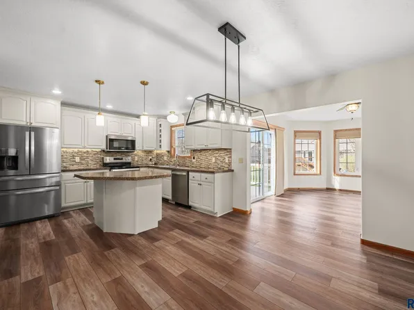 716 W Laquinta St, Sioux Falls, SD 57108
