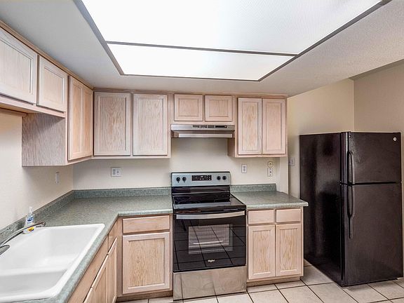 3rd image of 1000 N Fleetwood Pl