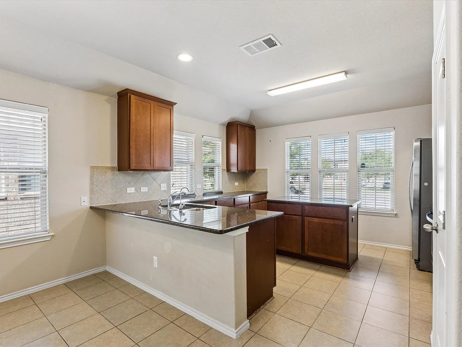 3 bed, 2.0 bath, 1605 sqft, $2,000 — Photo 4