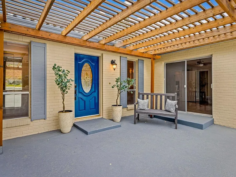 17474 Lakeview Dr — Photo 1