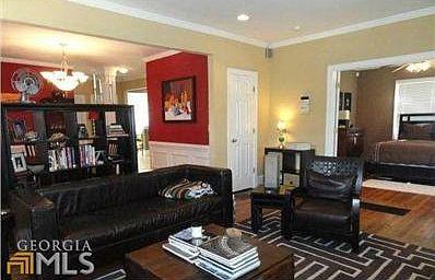 Large Greatroom with Hardwoods