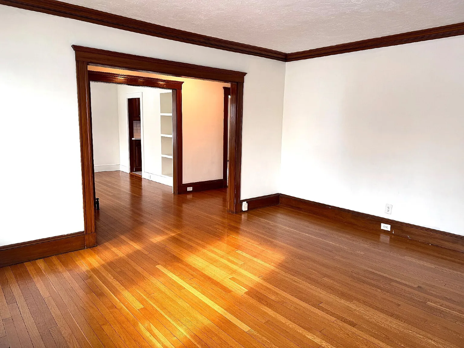 3 bed, 1.0 bath, 1200 sqft, $2,995 — Photo 4