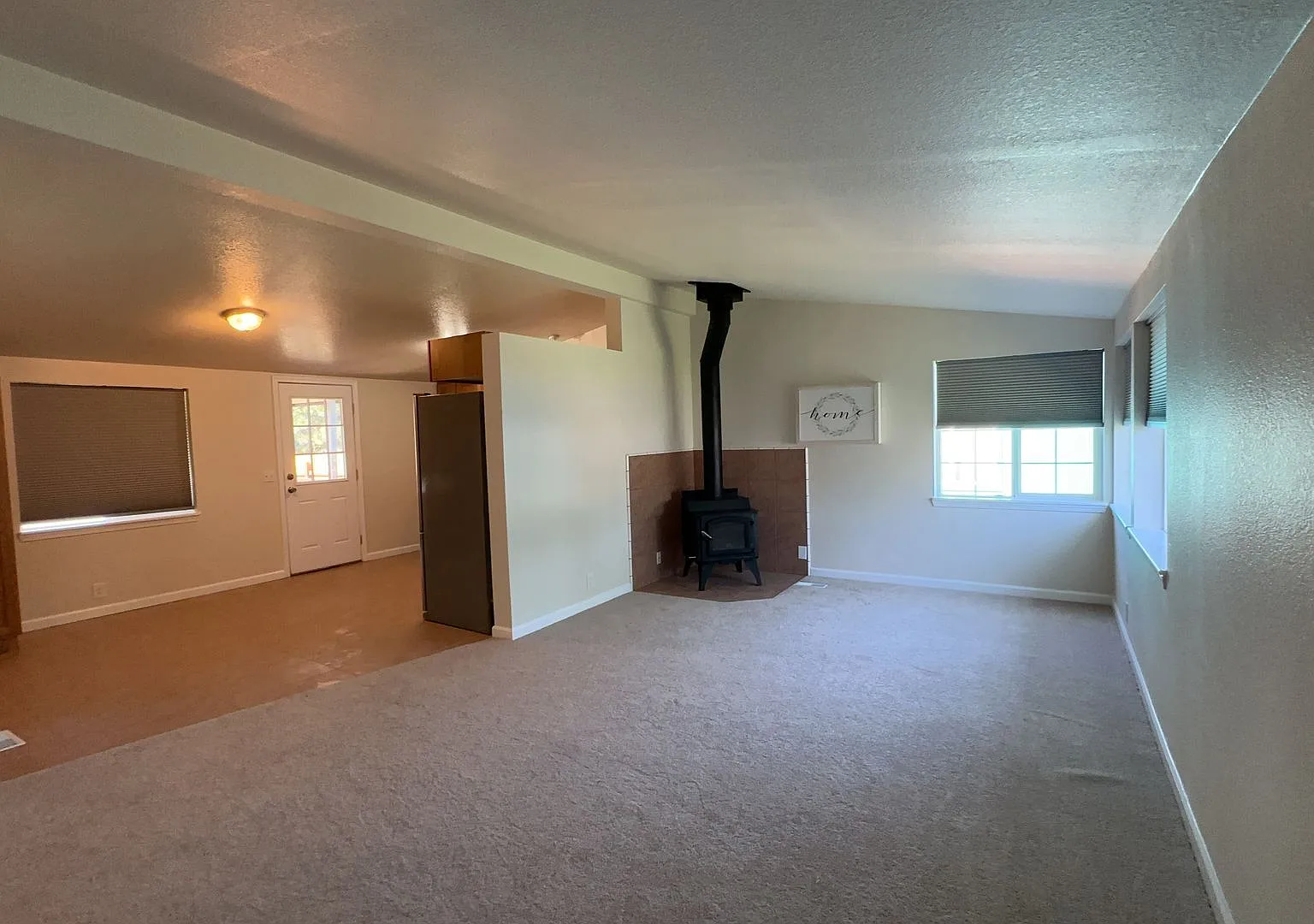 3 Bedroom / 2 Bathroom Manufactured Home in SE Madras OR — Photo 2