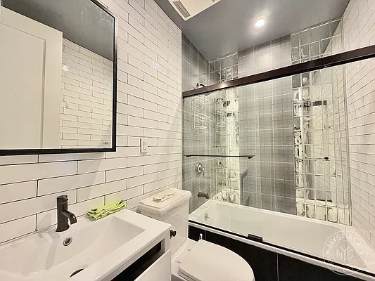 Bathroom, photo 1