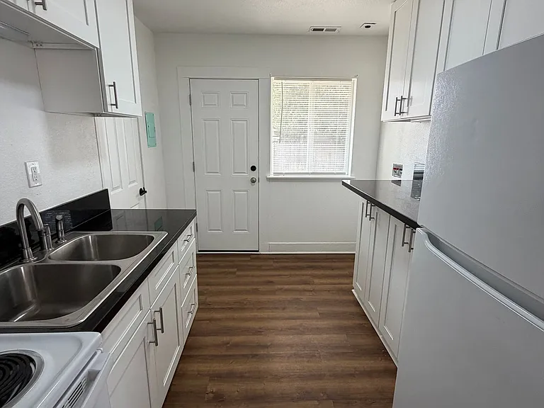 254 Denver St — Photo 6
