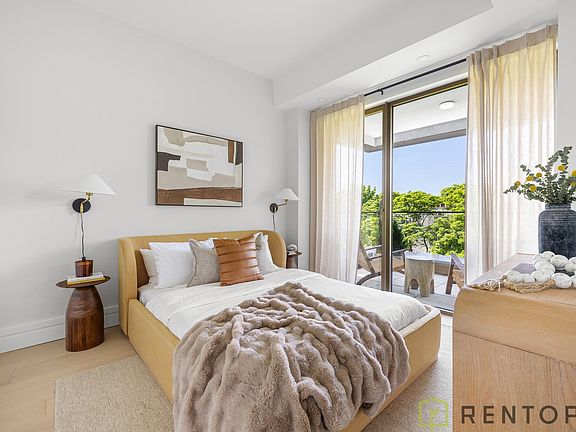 5th image of 960 Franklin Ave #268