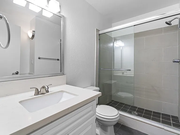 600 Olive Bathroom