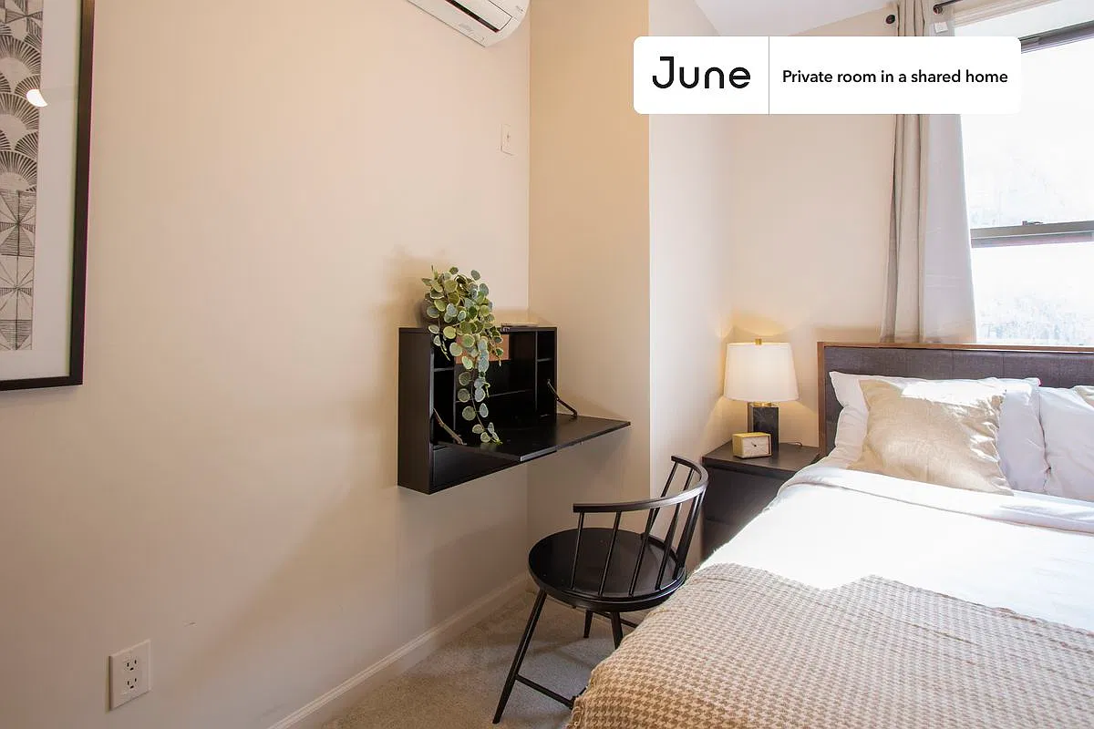 Full bedroom in 3 bed/1 bath home in Chinatown #262 C — Photo 2