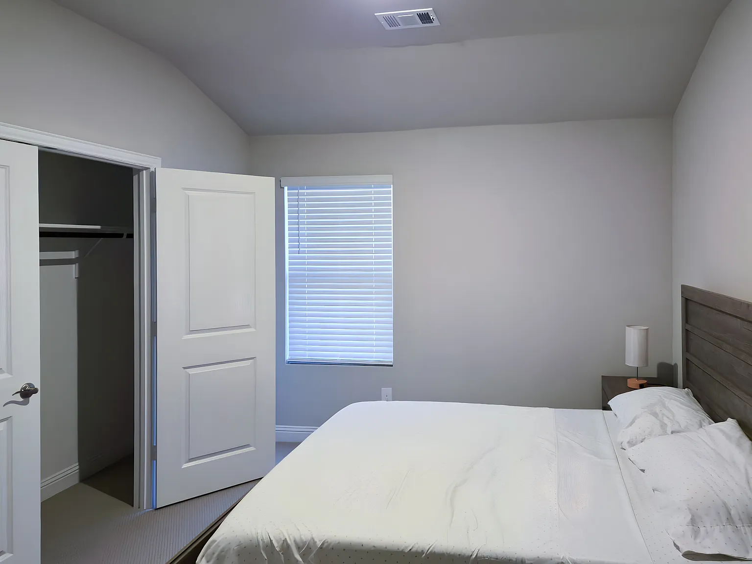 2 bed, 1.0 bath, 2059 sqft, $1,226 — Photo 4
