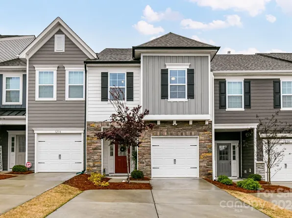 1236 Pebble Grove Dr, Clover, SC 29710
