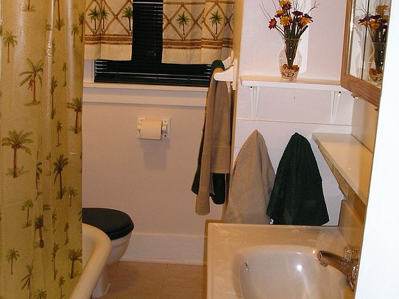 Bathroom w/ Clawfoot tub