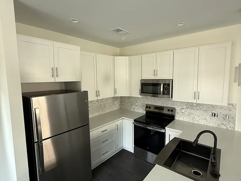 1003 Castle St — Photo 9