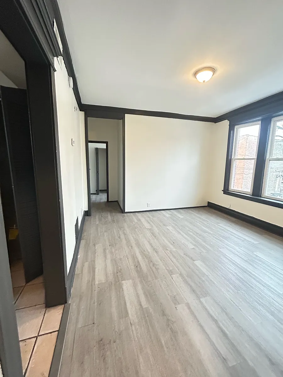 Building Photo - 841 W 61st St #2