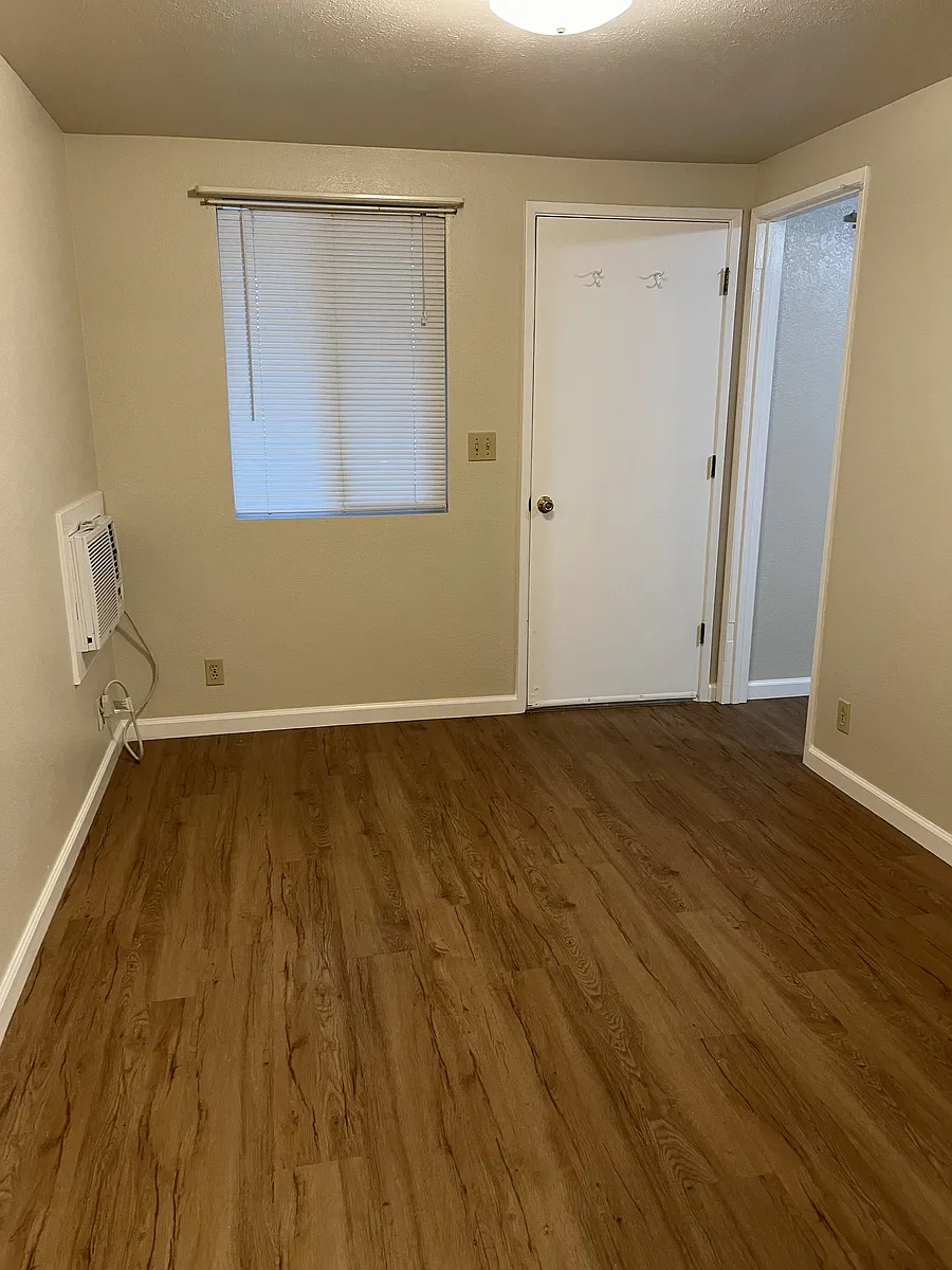 Living room. - 2667 Lakeshore Blvd #3