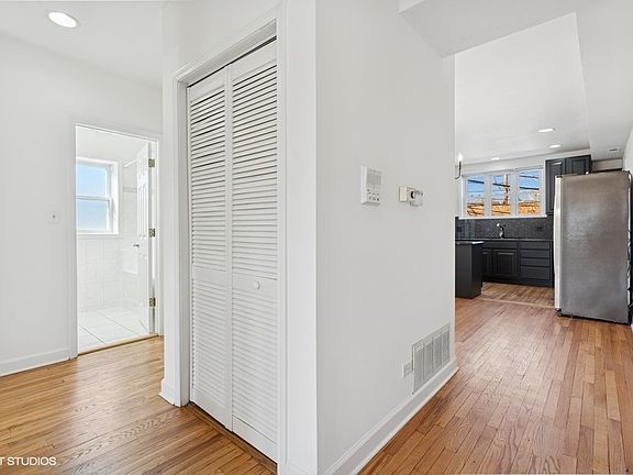 2nd image of 2414 W Ardmore Ave #2W