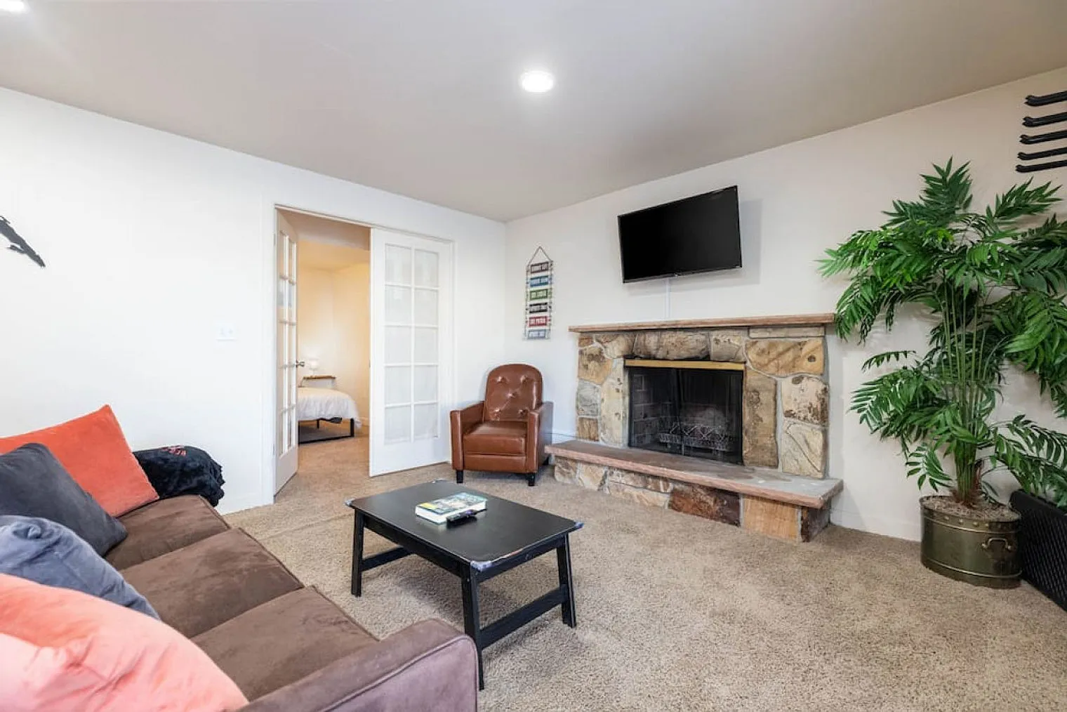 2 bed, 1.0 bath, 914 sqft, $2,455 — Photo 2