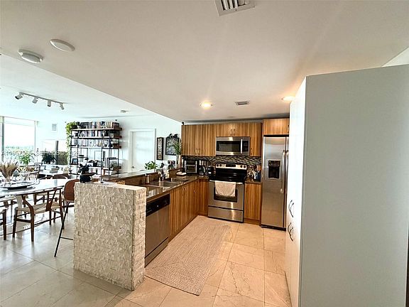 3rd image of 6305 Indian Creek Dr APT 6B