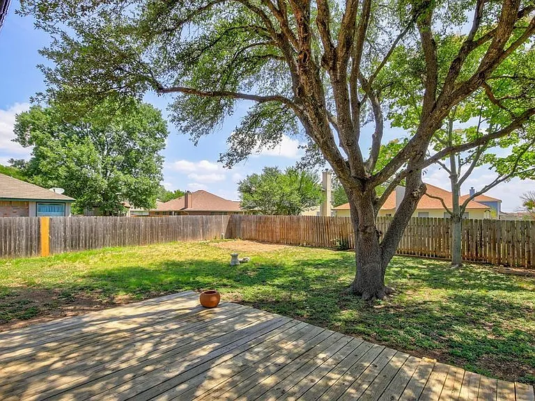 502 Eaglecreek Dr — Photo 1