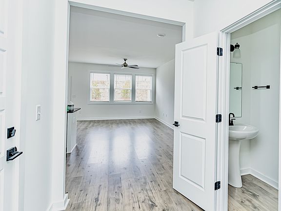 4th image of 1439 Darrowby Way