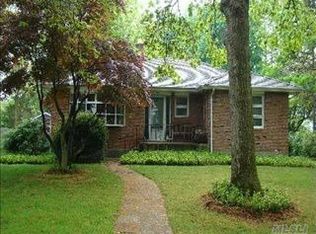 9 Ruth St, Huntington, NY 11743