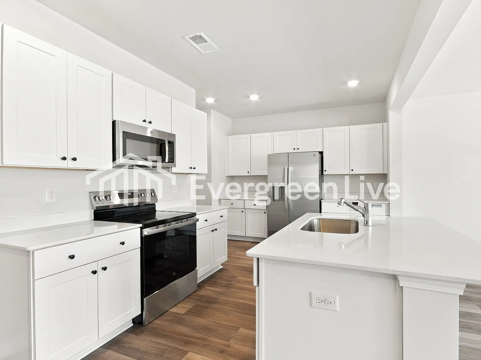 3 bed, 3.0 bath, 1935 sqft, $2,220 — Photo 2