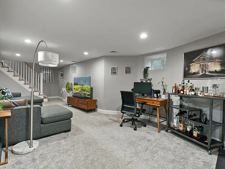 8 Greenleaf Ave — Photo 13