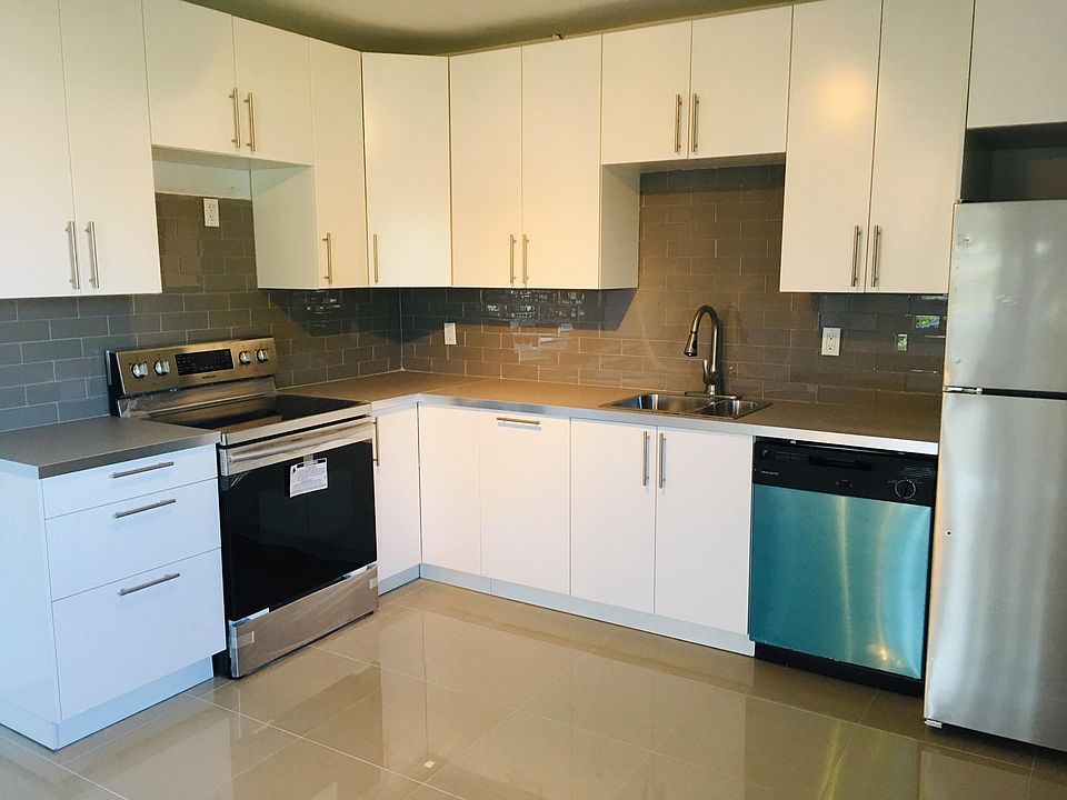 Kitchen, all new applicances.