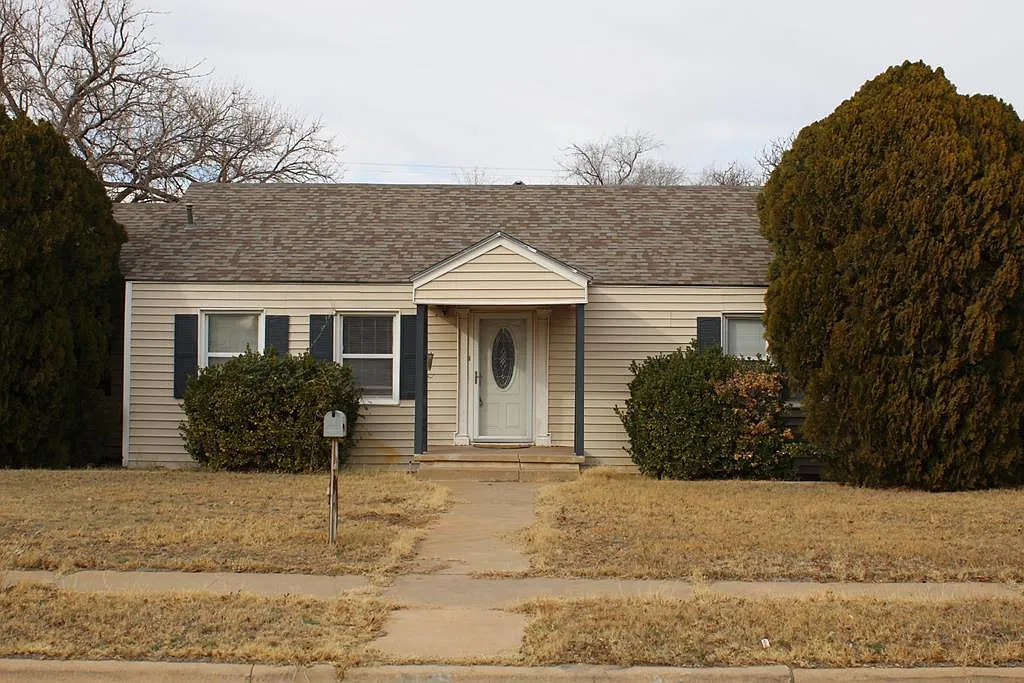 3 bed, 2.0 bath, 1447 sqft, $1,624 — Photo 1