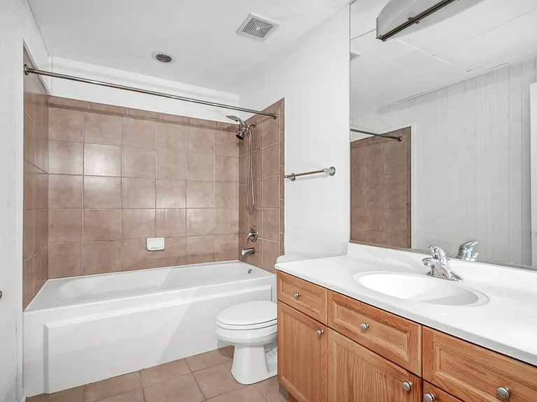 900 N Kingsbury St #809 — Photo 9