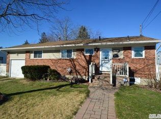 93 Weeks Rd, North Babylon, NY 11703