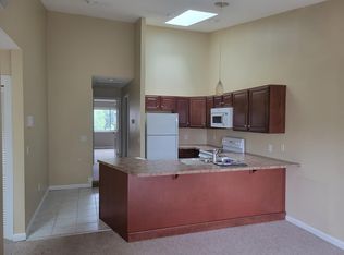 863 Stratford Ln, Warwick, RI 02886