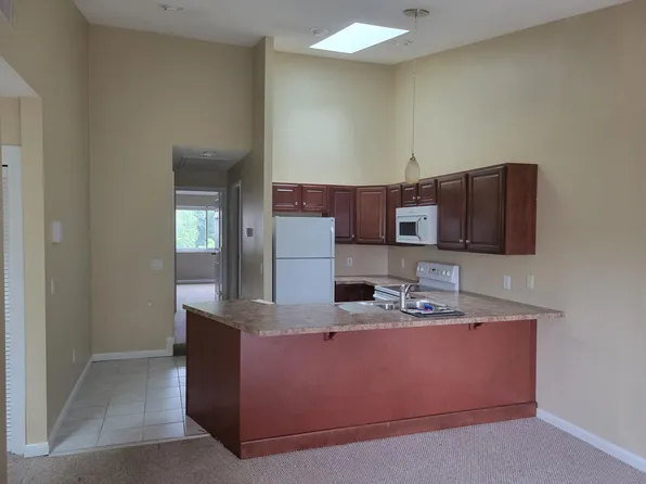 863 Stratford Ln, Warwick, RI 02886