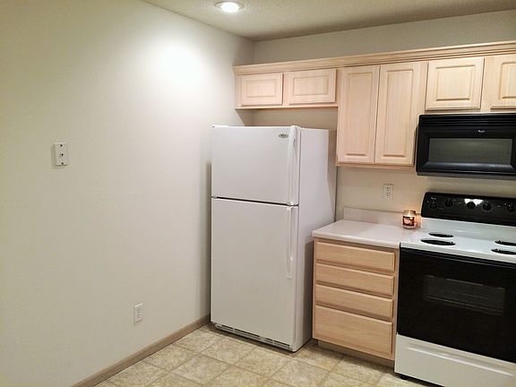 Refrigerator with Freezer & Ice Maker